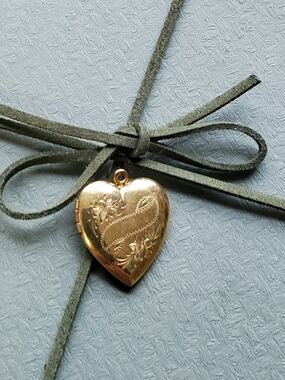 Vintage CMC Gold Filled Heart Locket. Hand Engraved Floral Design .Bezel Missing